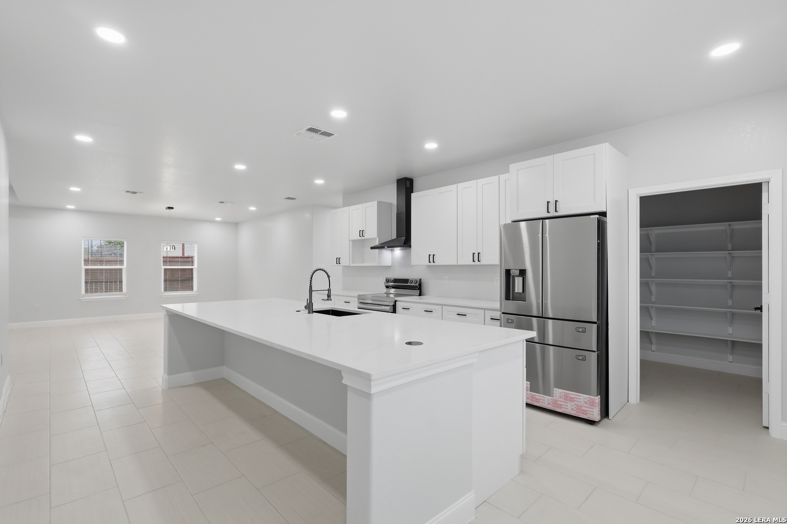 1635 E Chavaneaux