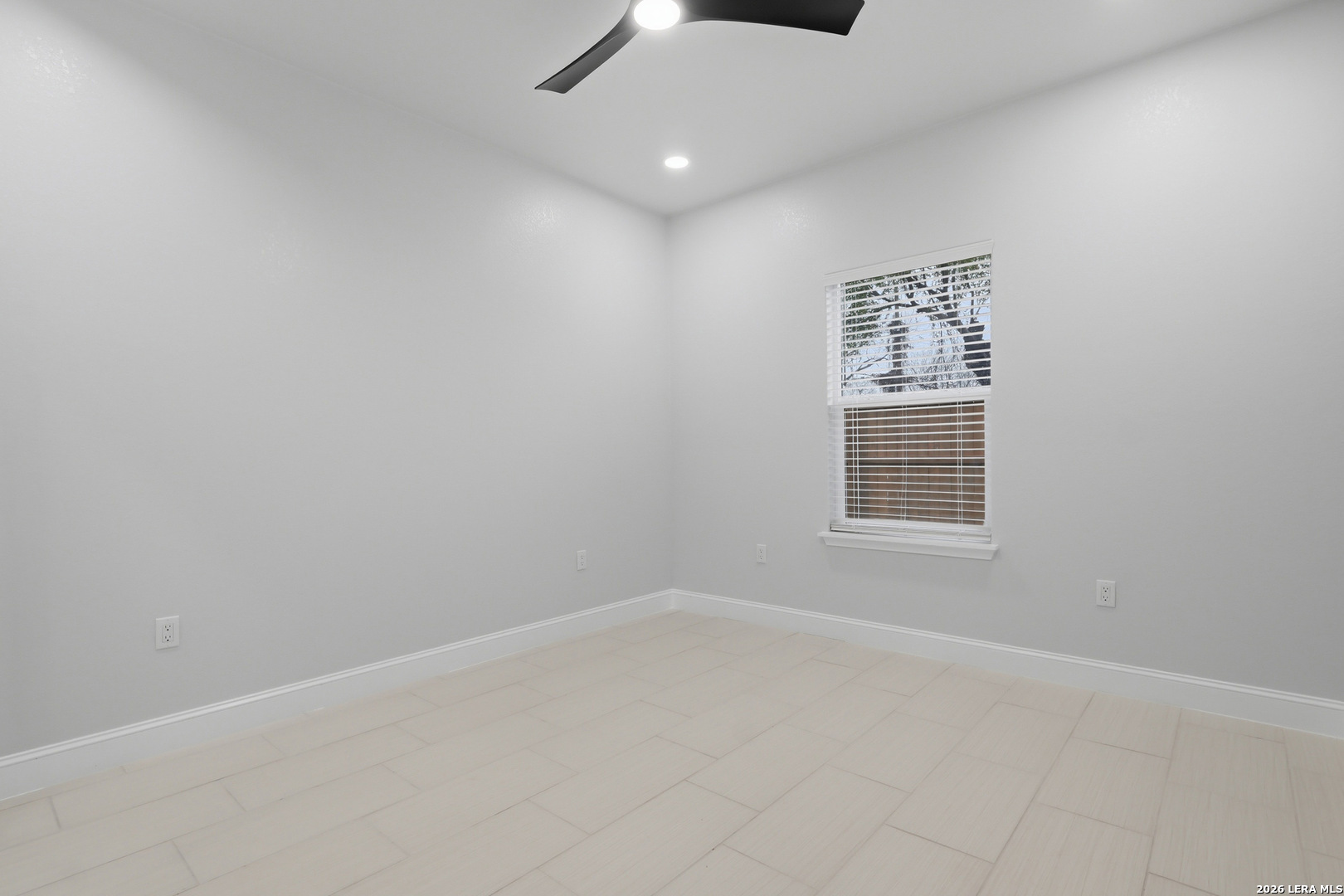 1635 E Chavaneaux