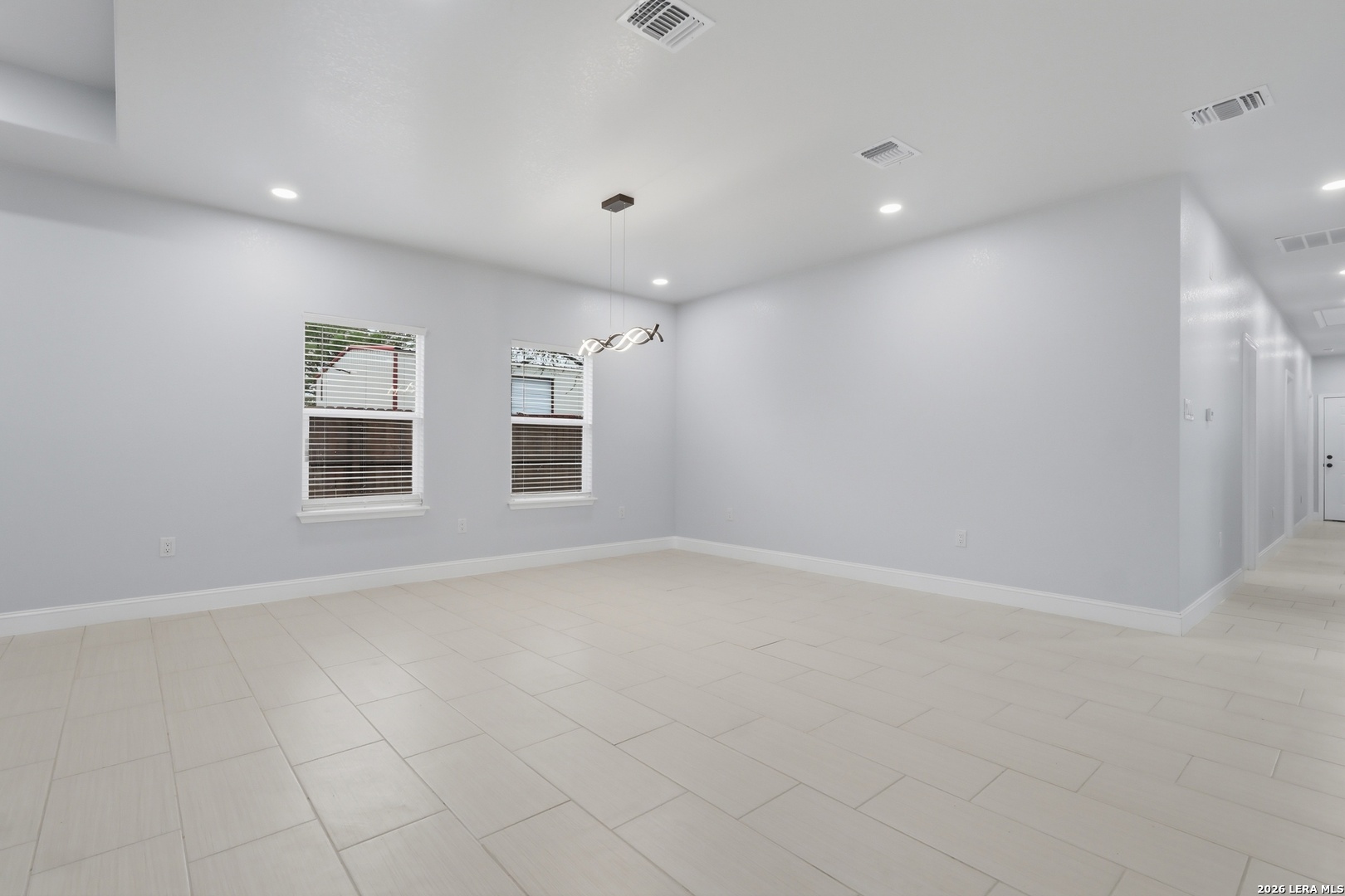 1635 E Chavaneaux