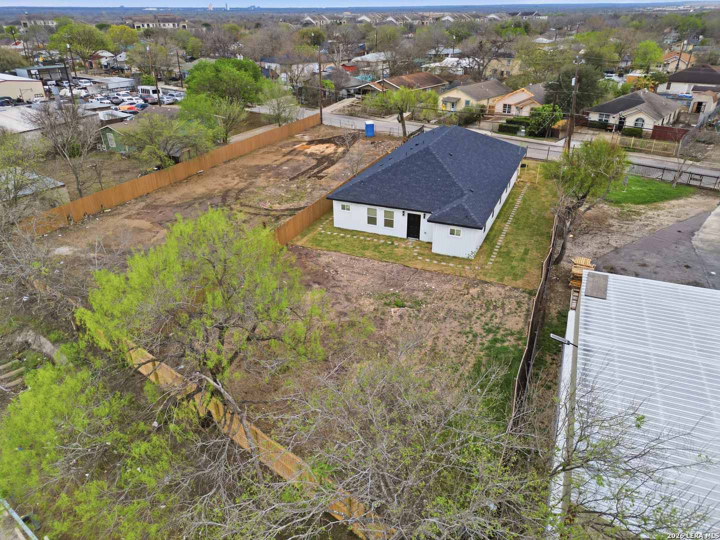 1635 E Chavaneaux