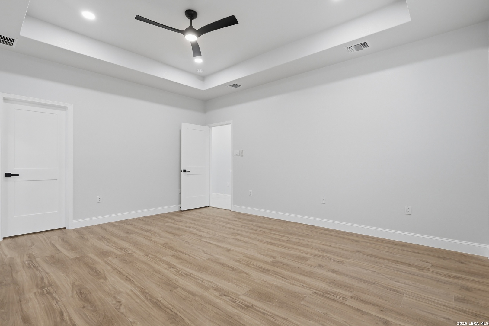 1635 E Chavaneaux
