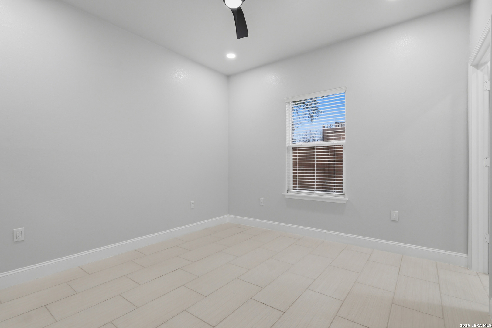 1635 E Chavaneaux