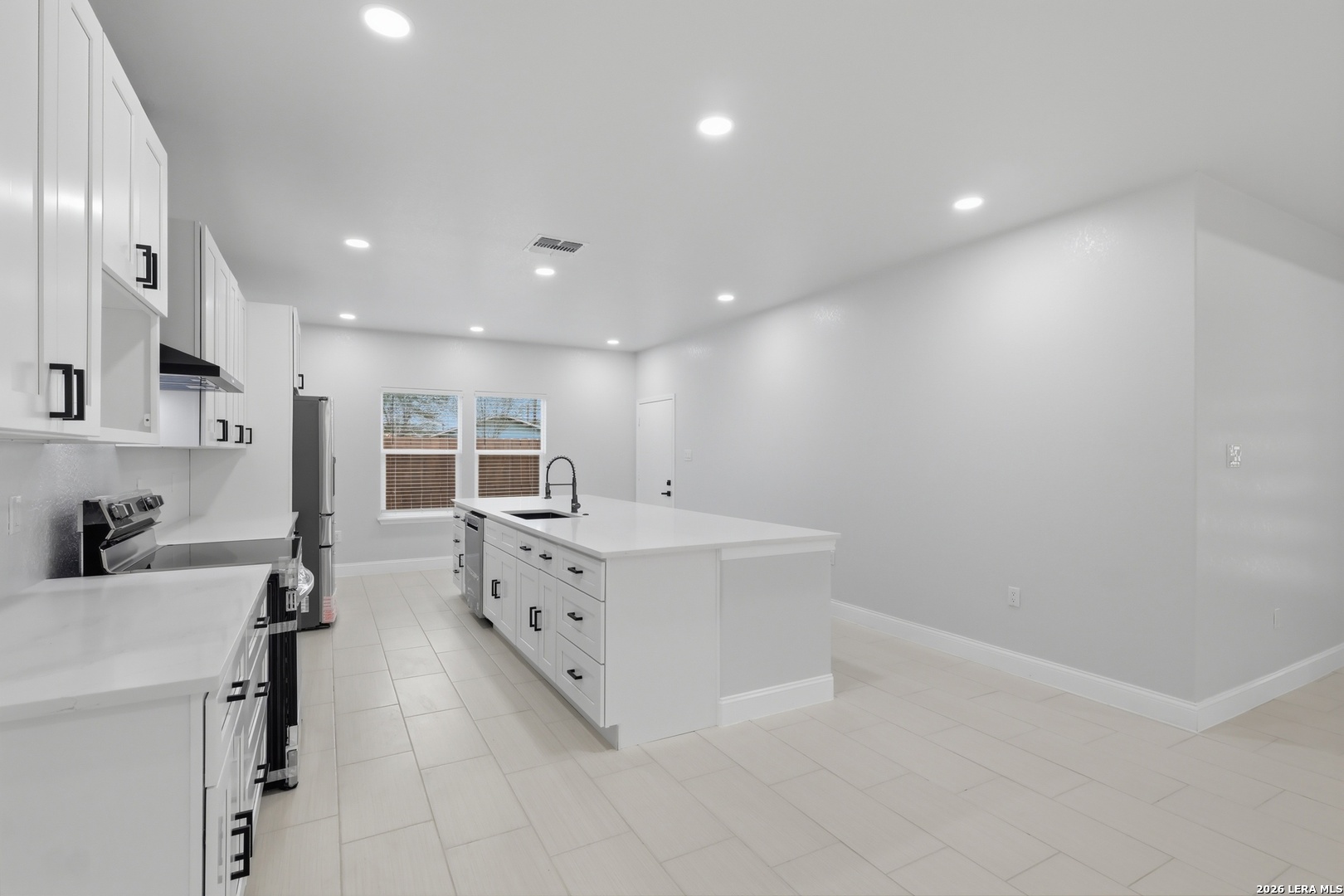1635 E Chavaneaux