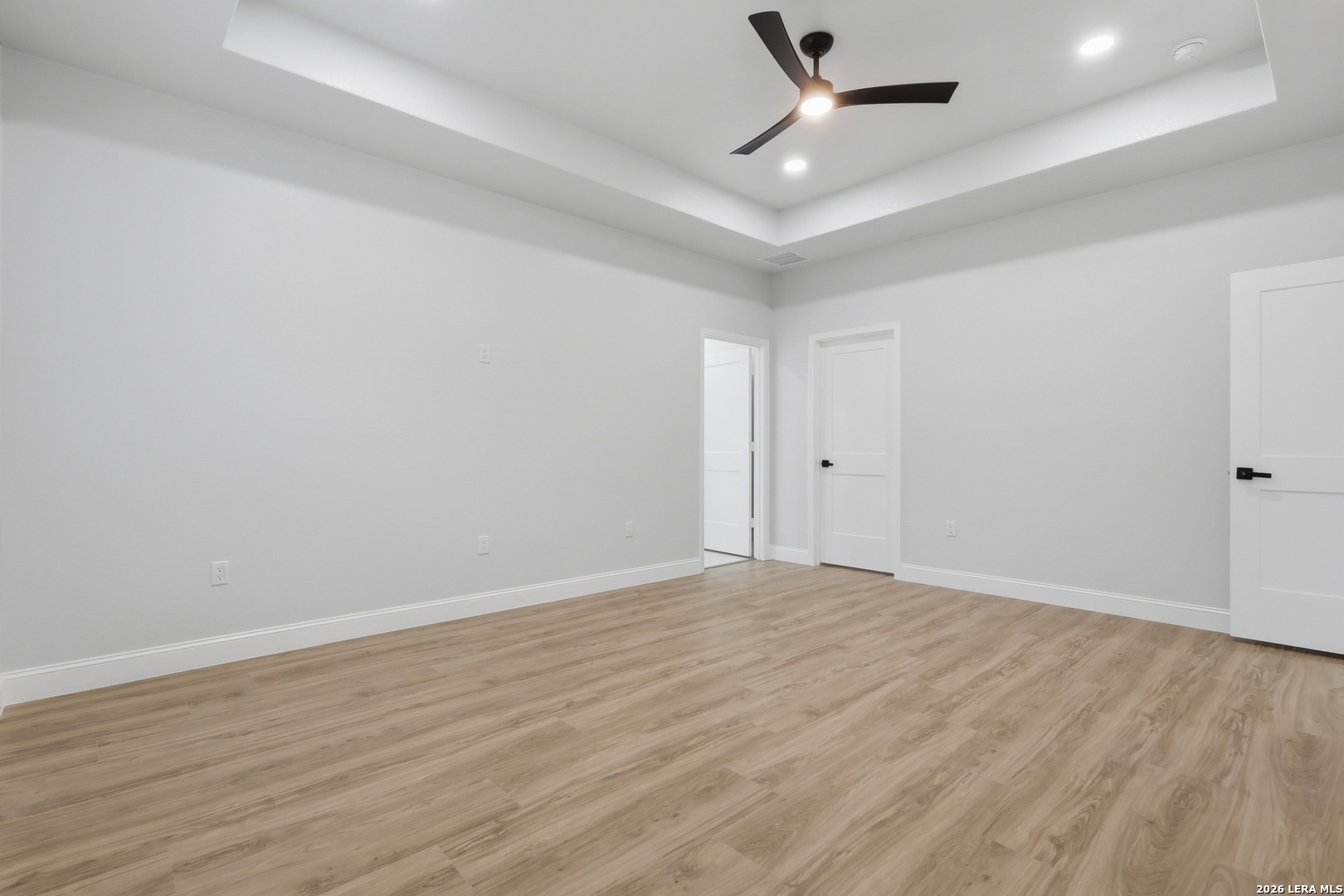 1635 E Chavaneaux