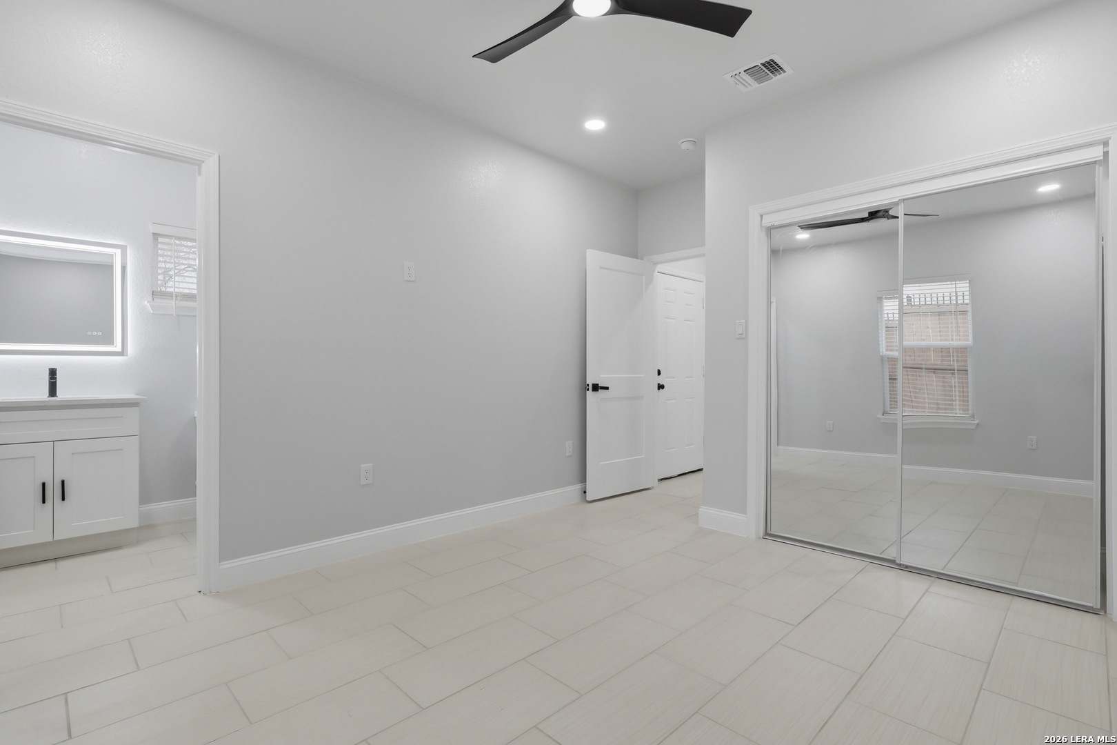 1635 E Chavaneaux