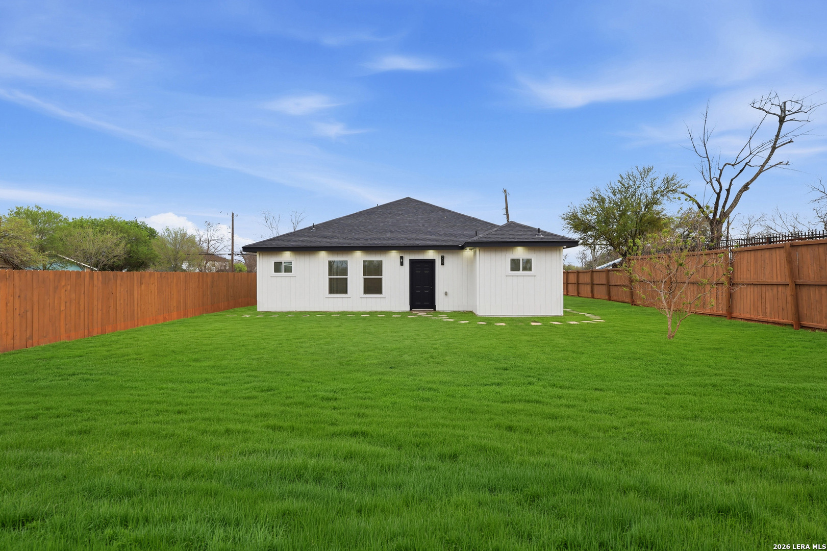 1635 E Chavaneaux