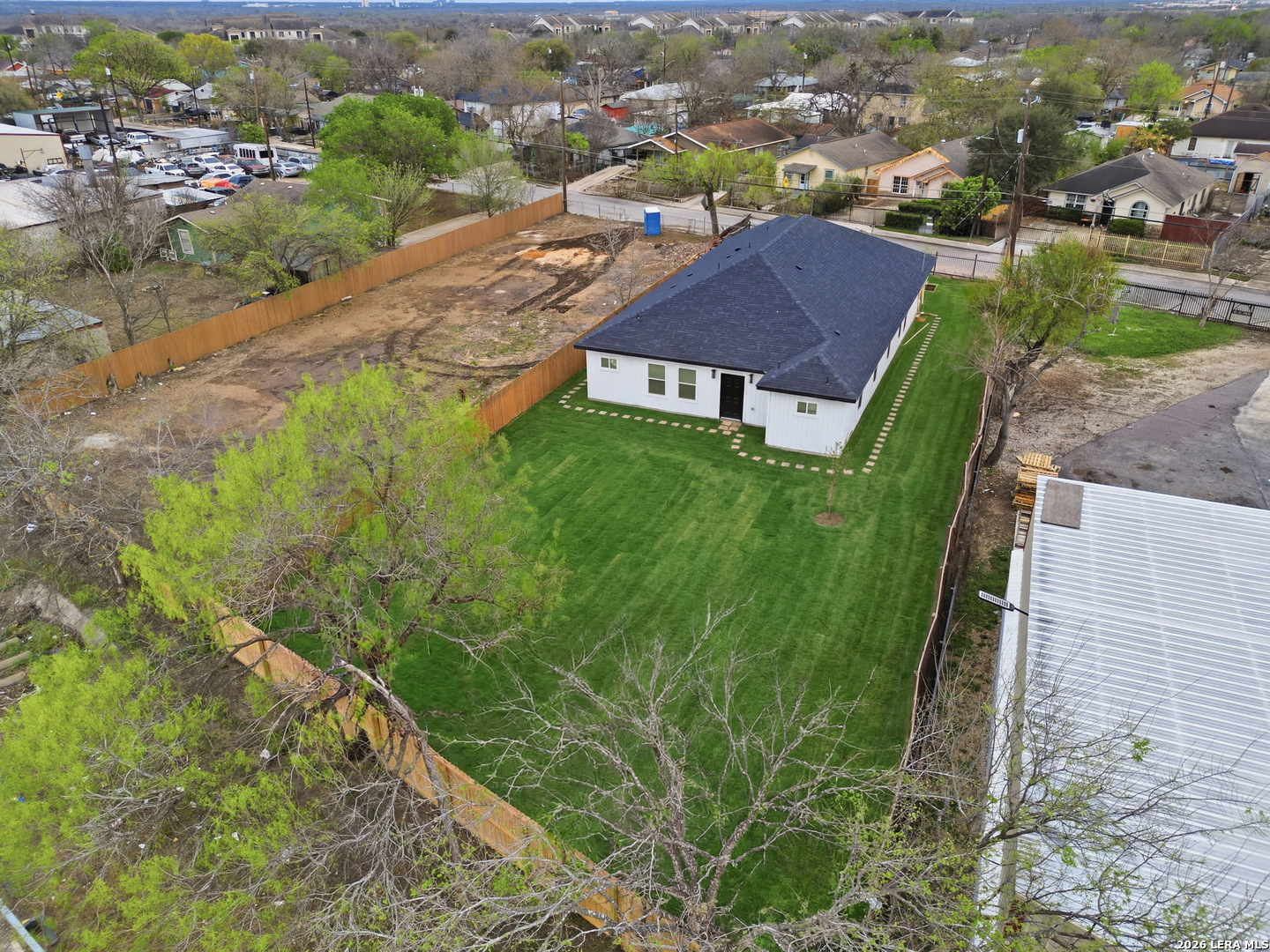 1635 E Chavaneaux