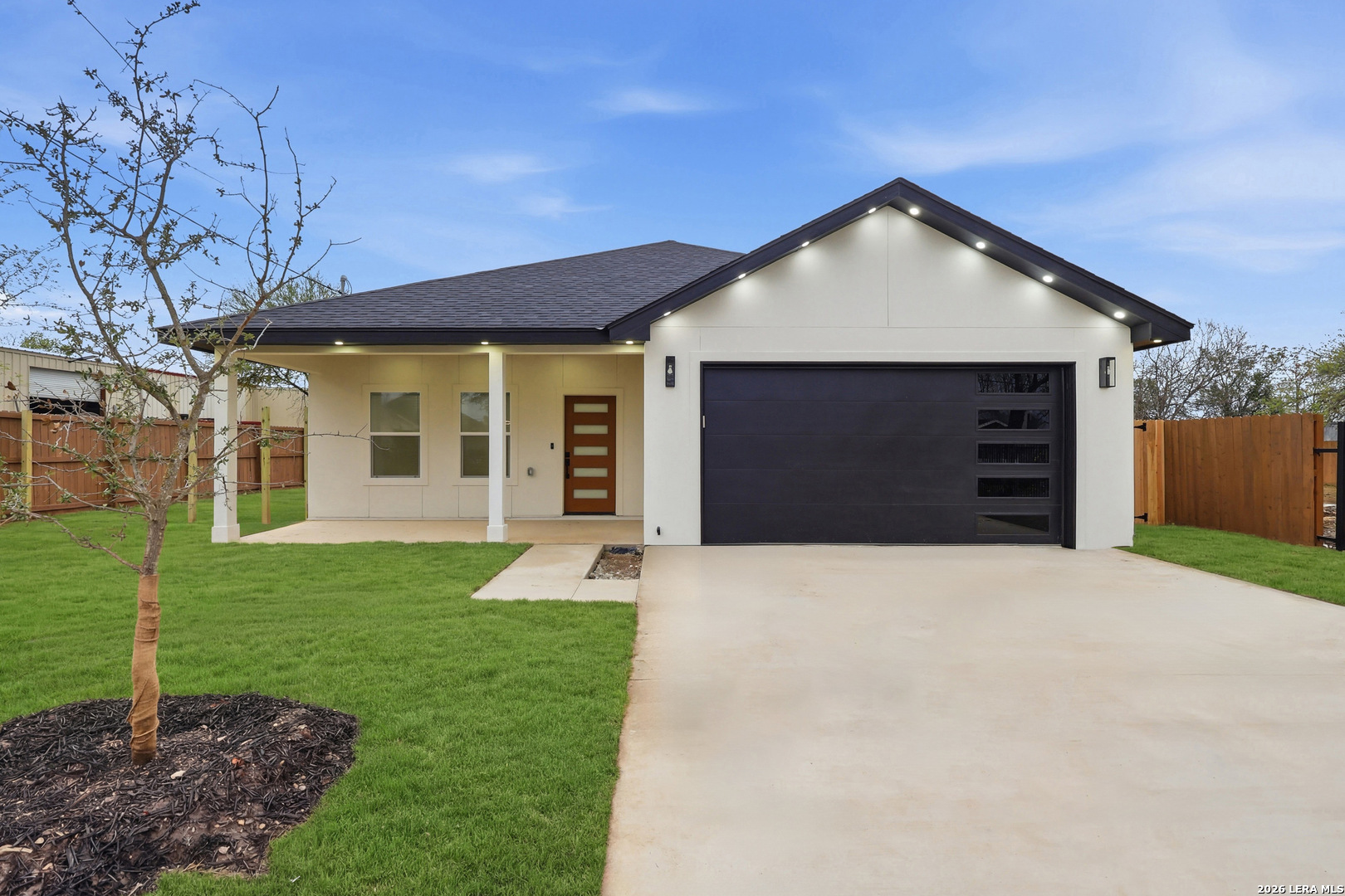 1635 E Chavaneaux