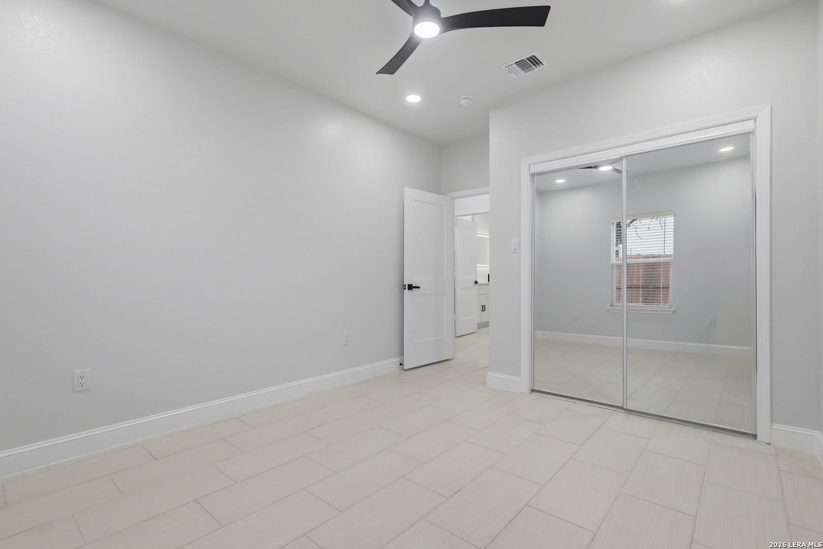 1635 E Chavaneaux