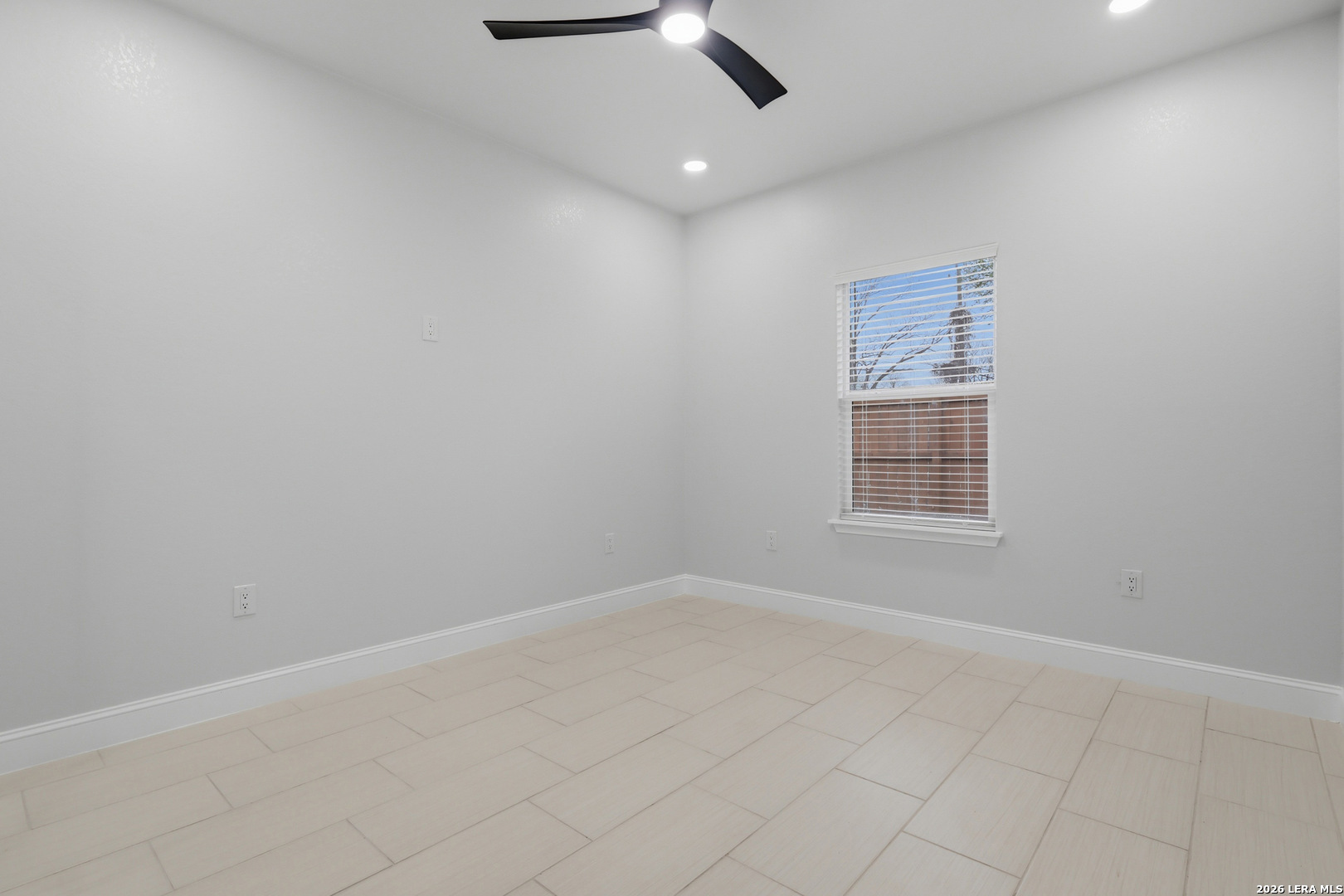 1635 E Chavaneaux