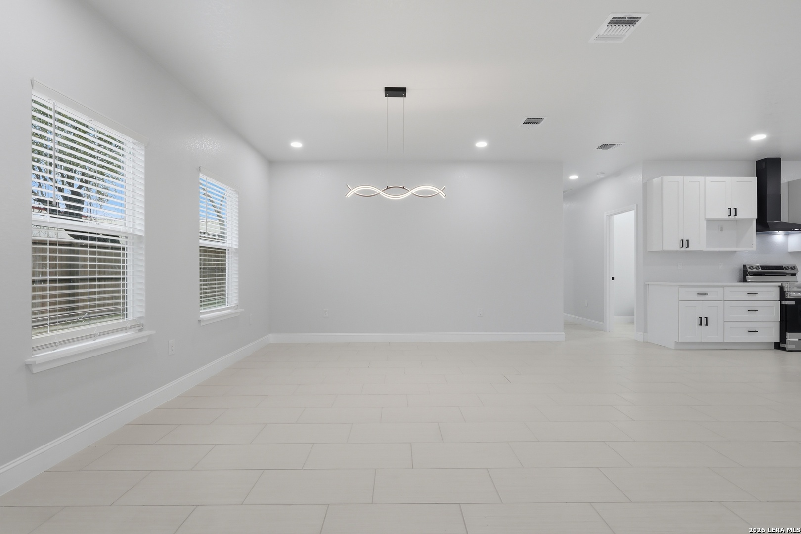 1635 E Chavaneaux