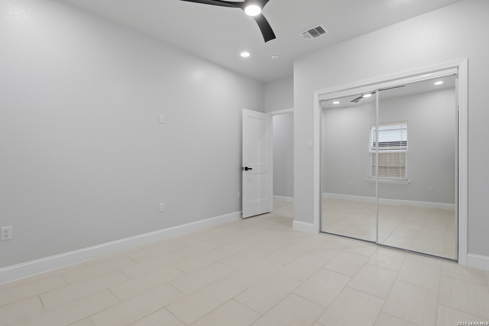 1635 E Chavaneaux