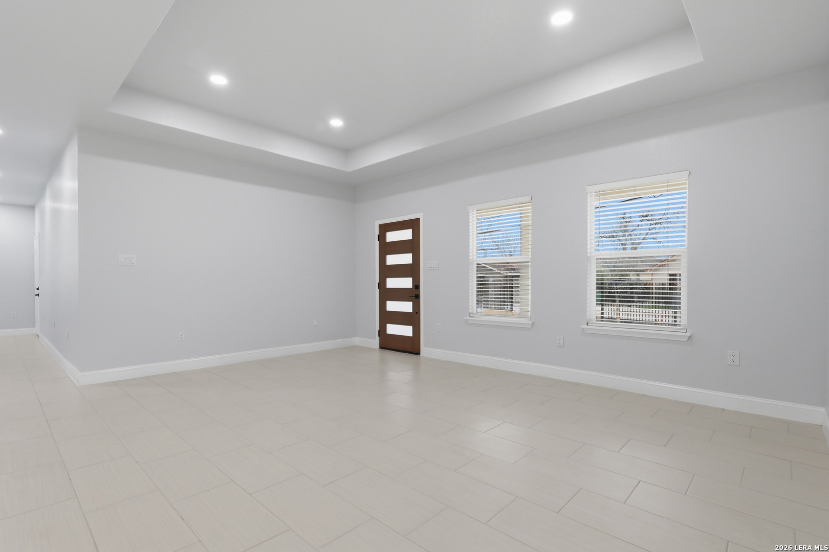 1635 E Chavaneaux