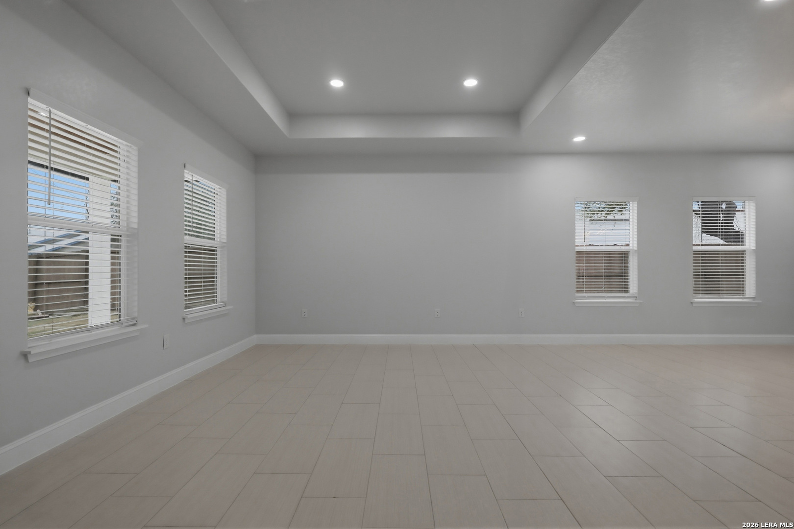 1635 E Chavaneaux