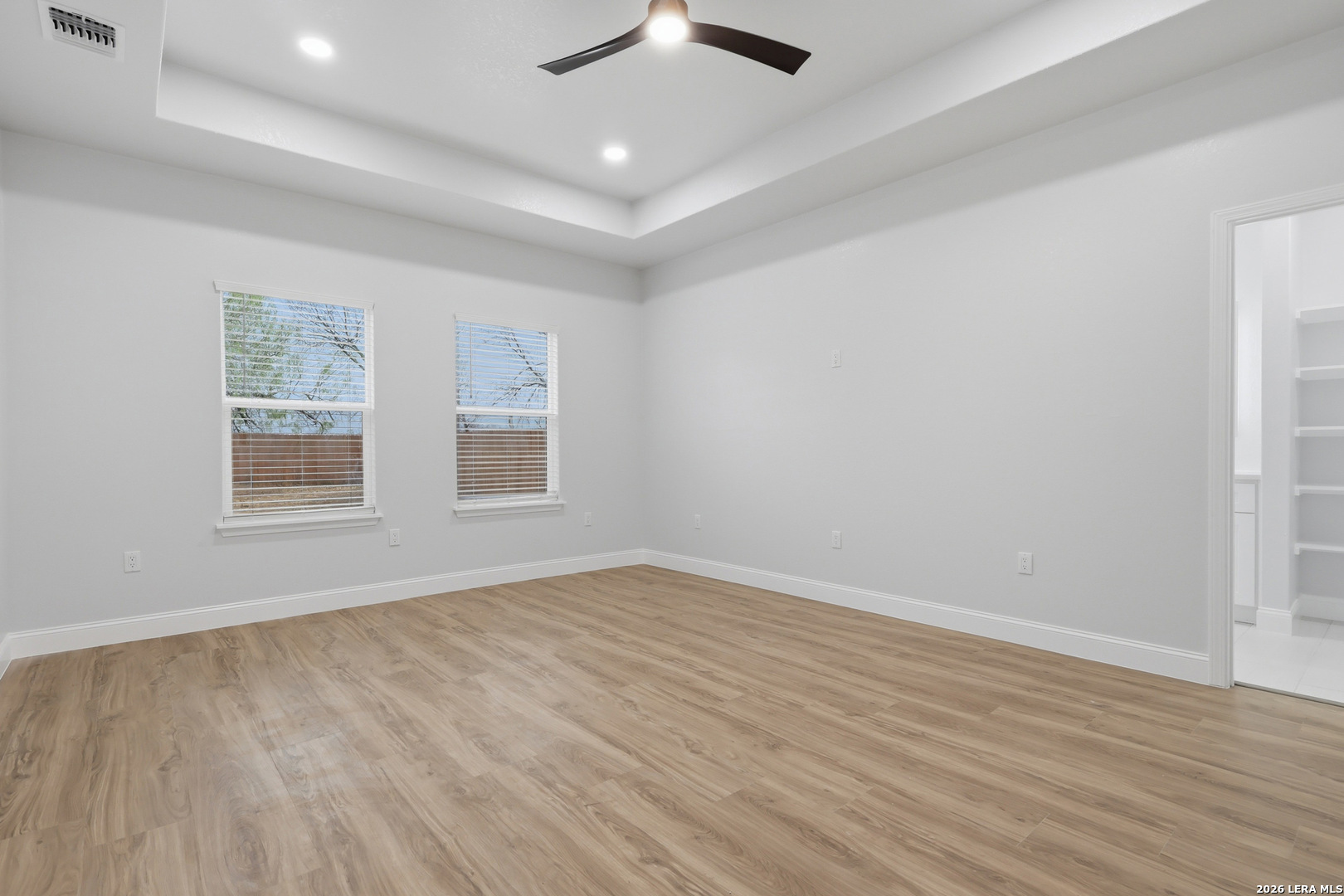 1635 E Chavaneaux