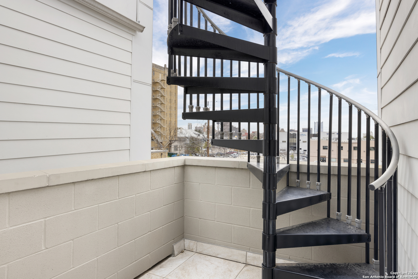 223 W LAUREL