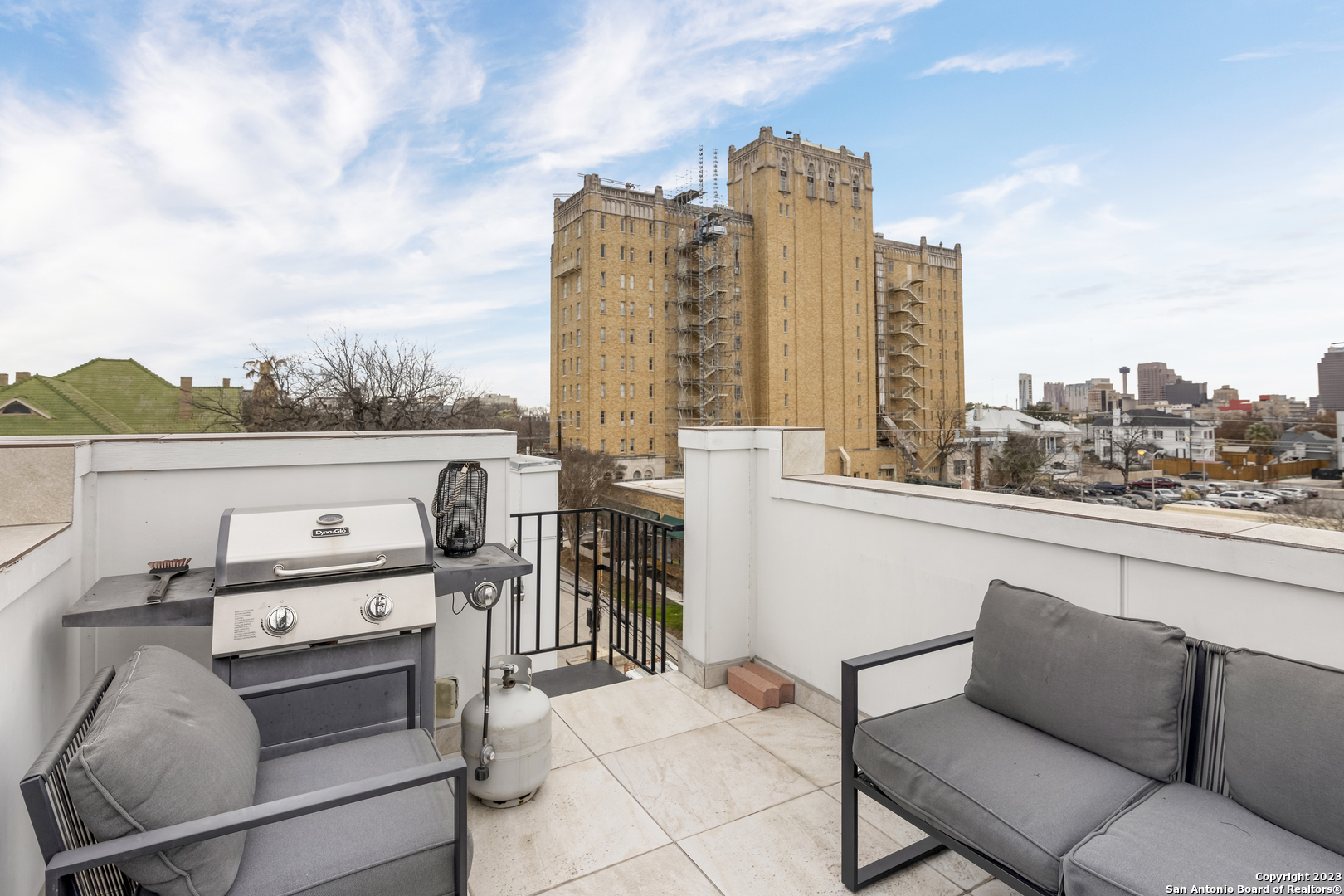 223 W LAUREL
