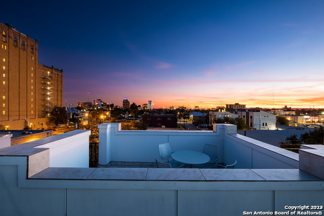 223 W LAUREL
