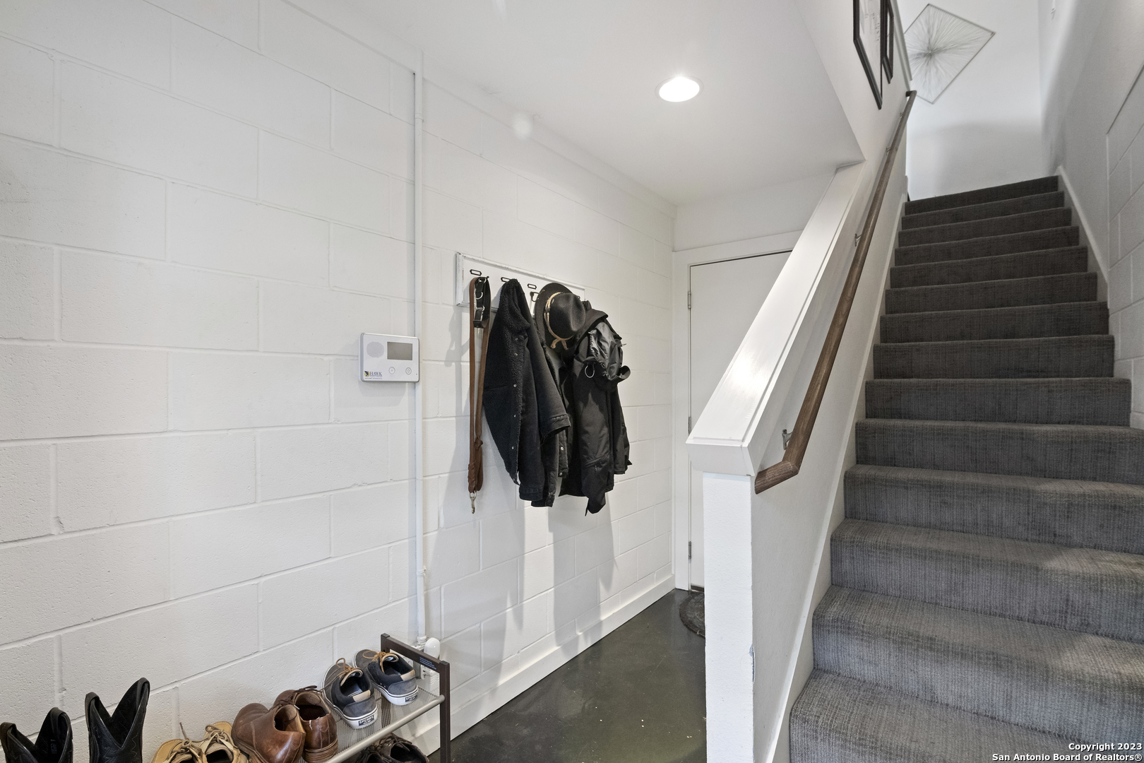 223 W LAUREL