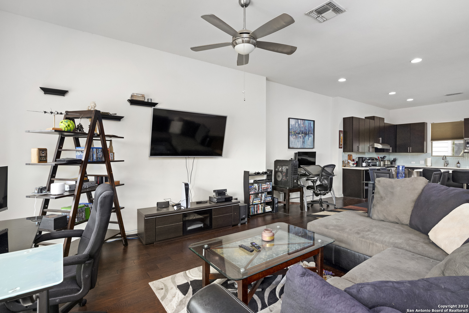 223 W LAUREL