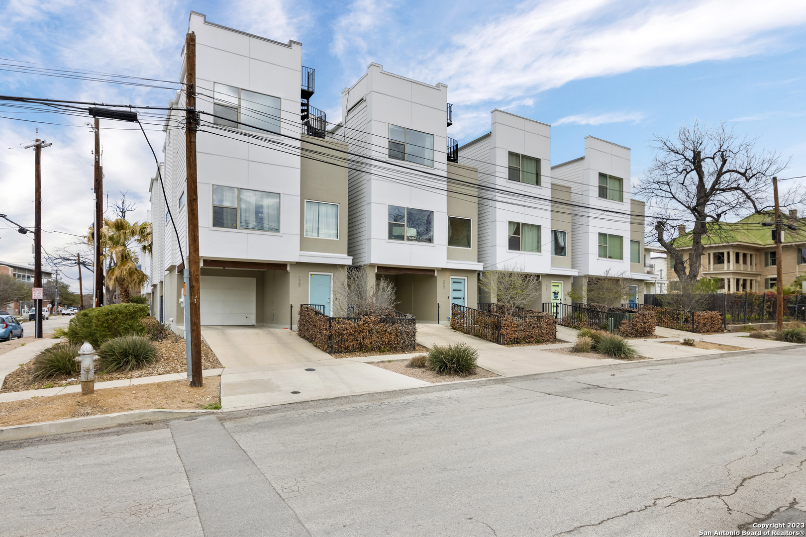 223 W LAUREL