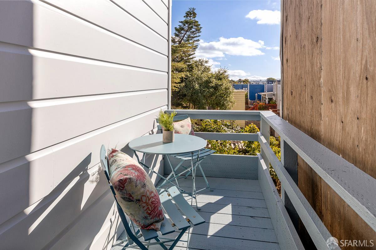 2325 Mariposa Street