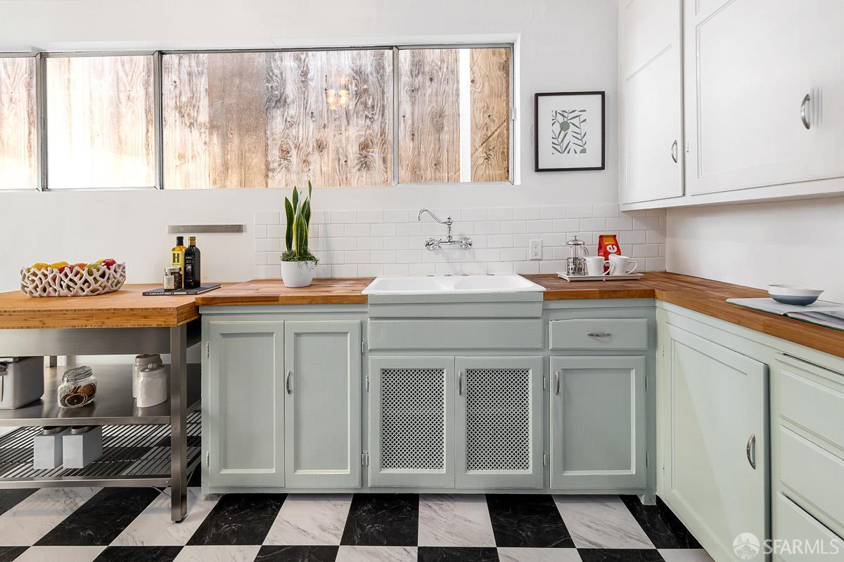 2325 Mariposa Street