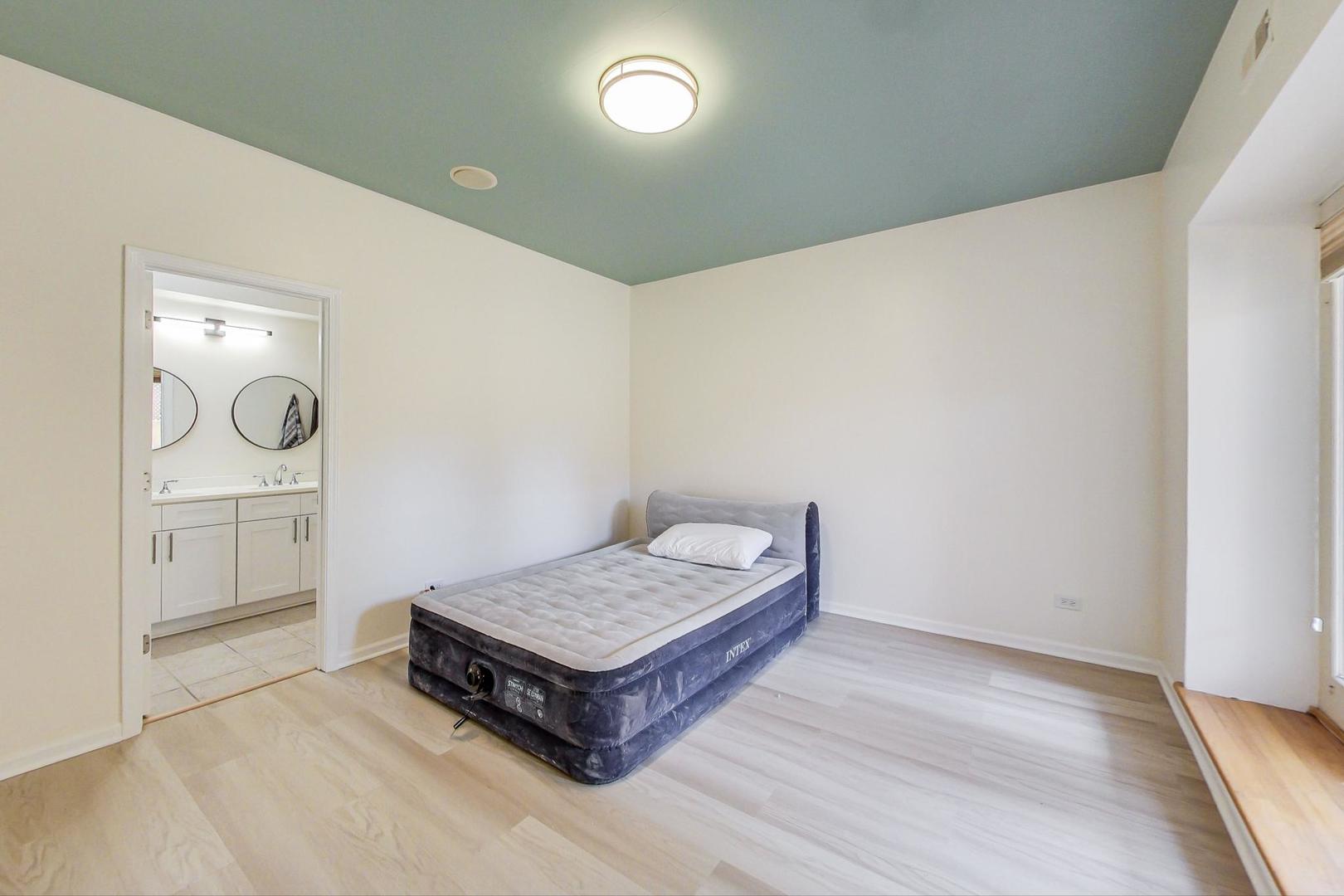 1372 N Mohawk Street Unit: A