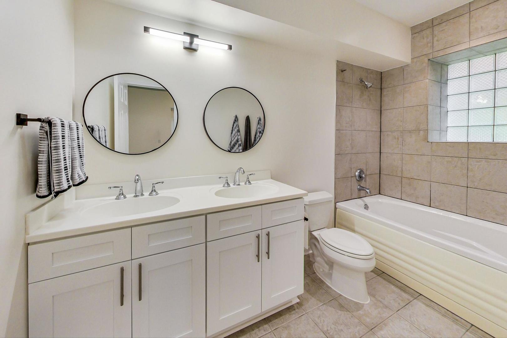 1372 N Mohawk Street Unit: A