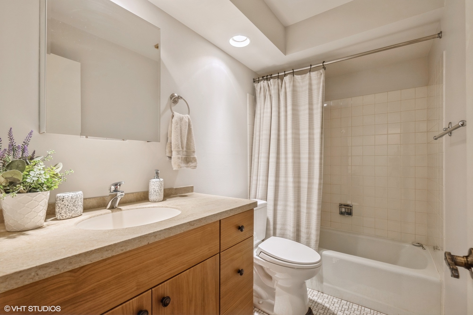 1027 Deerfield Place Unit: 1