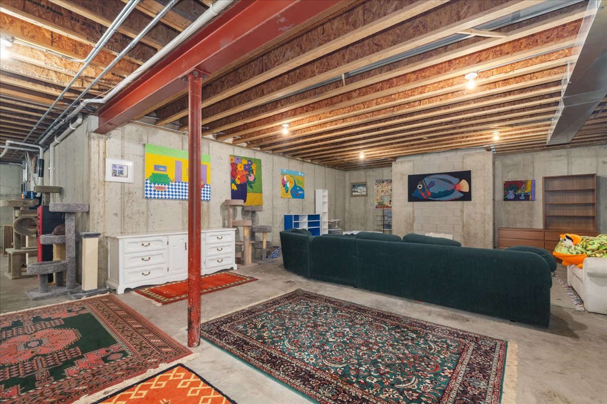 1005 Hiawatha Lane