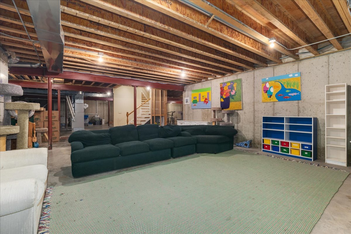 1005 Hiawatha Lane