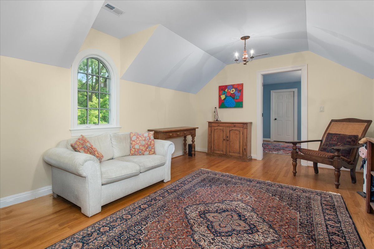 1005 Hiawatha Lane