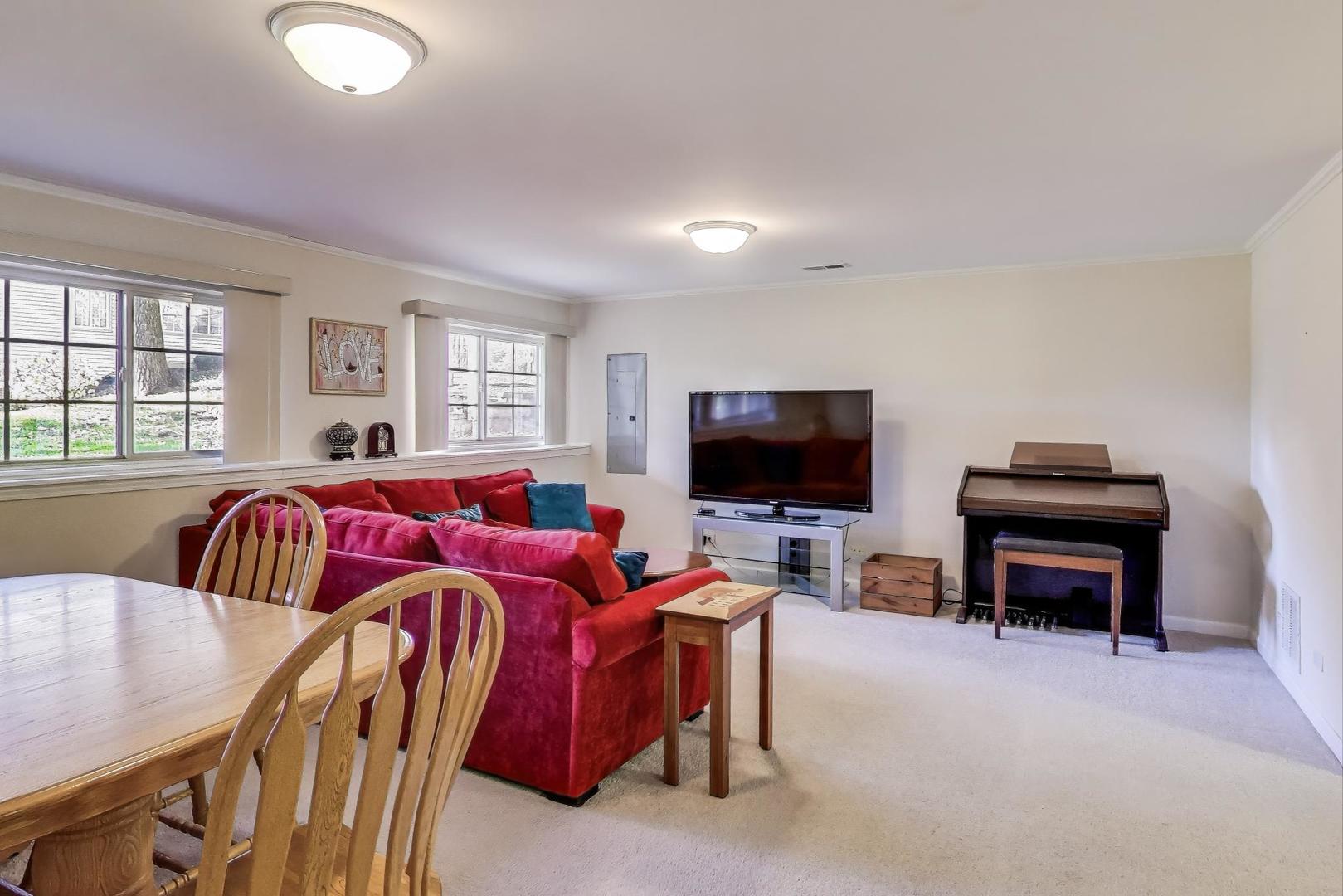 1576 N Saint Marks Place