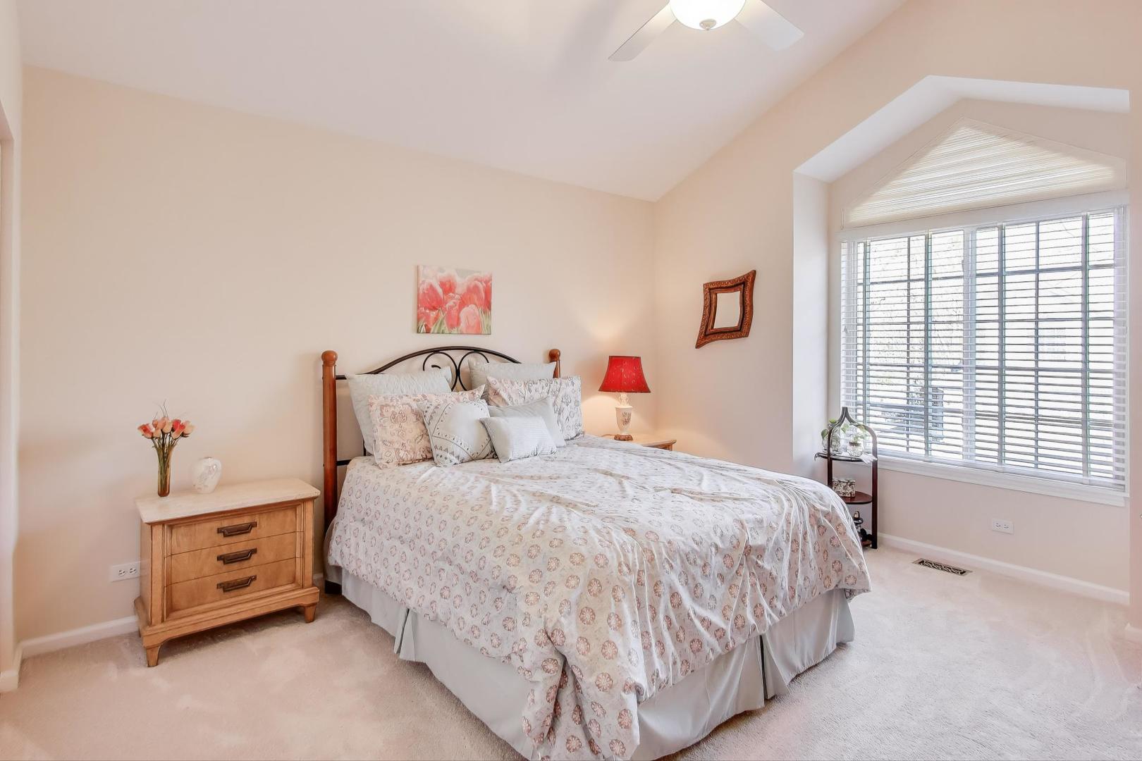 1576 N Saint Marks Place