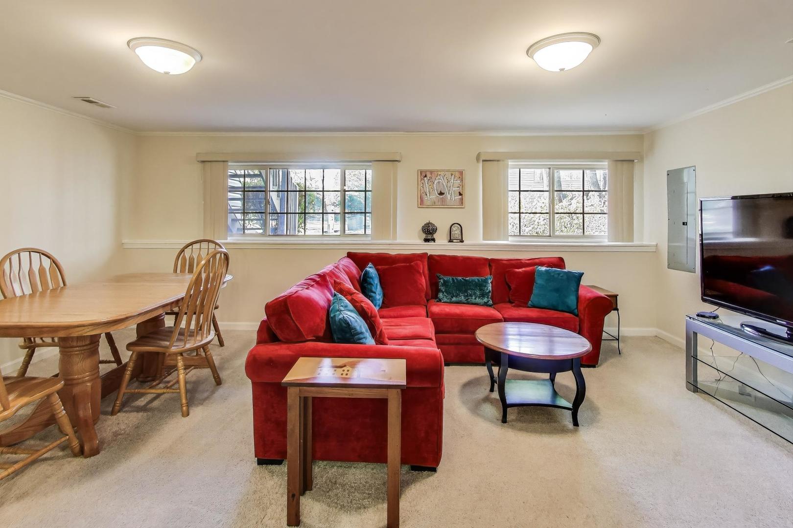 1576 N Saint Marks Place