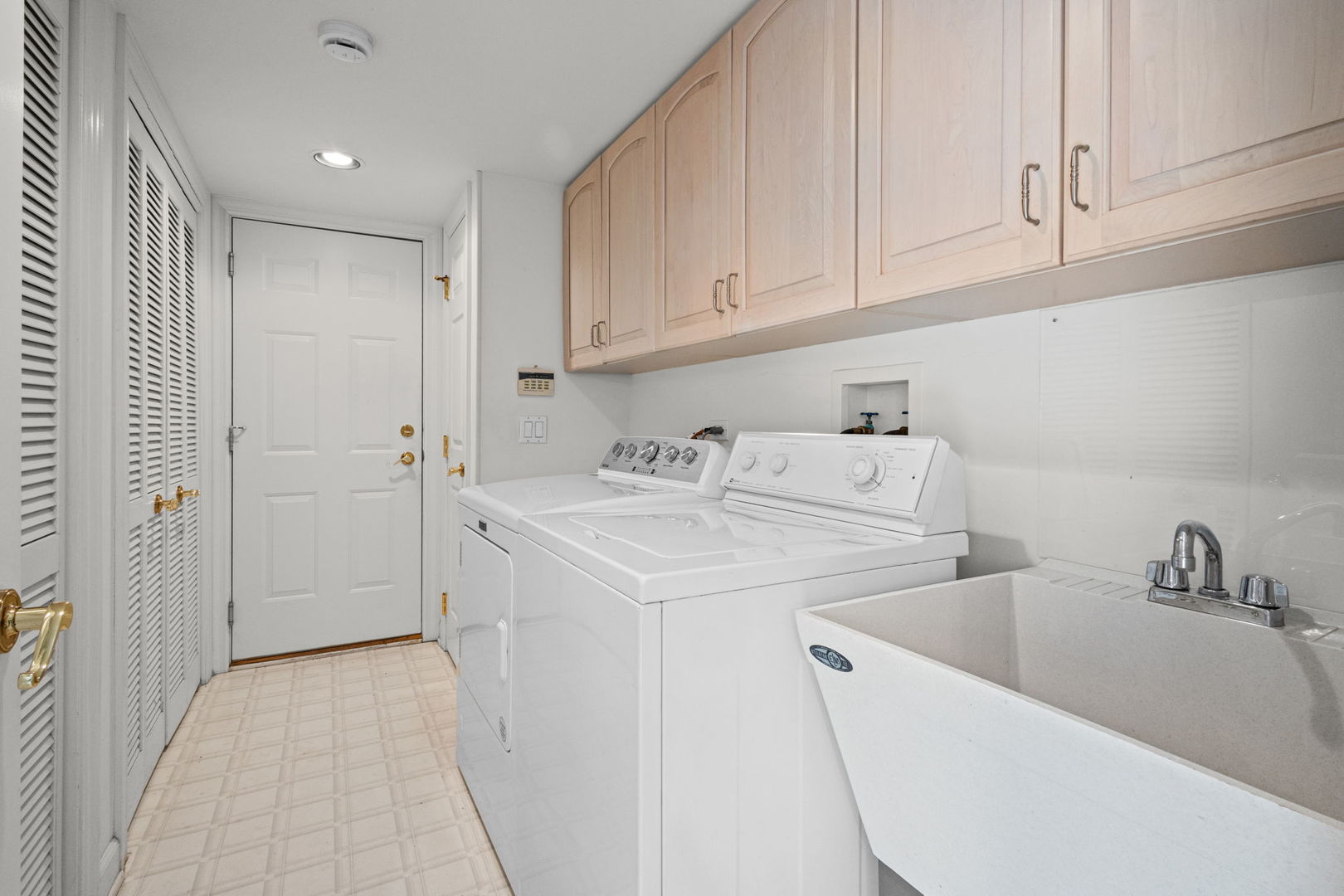 522 Rivershire Place