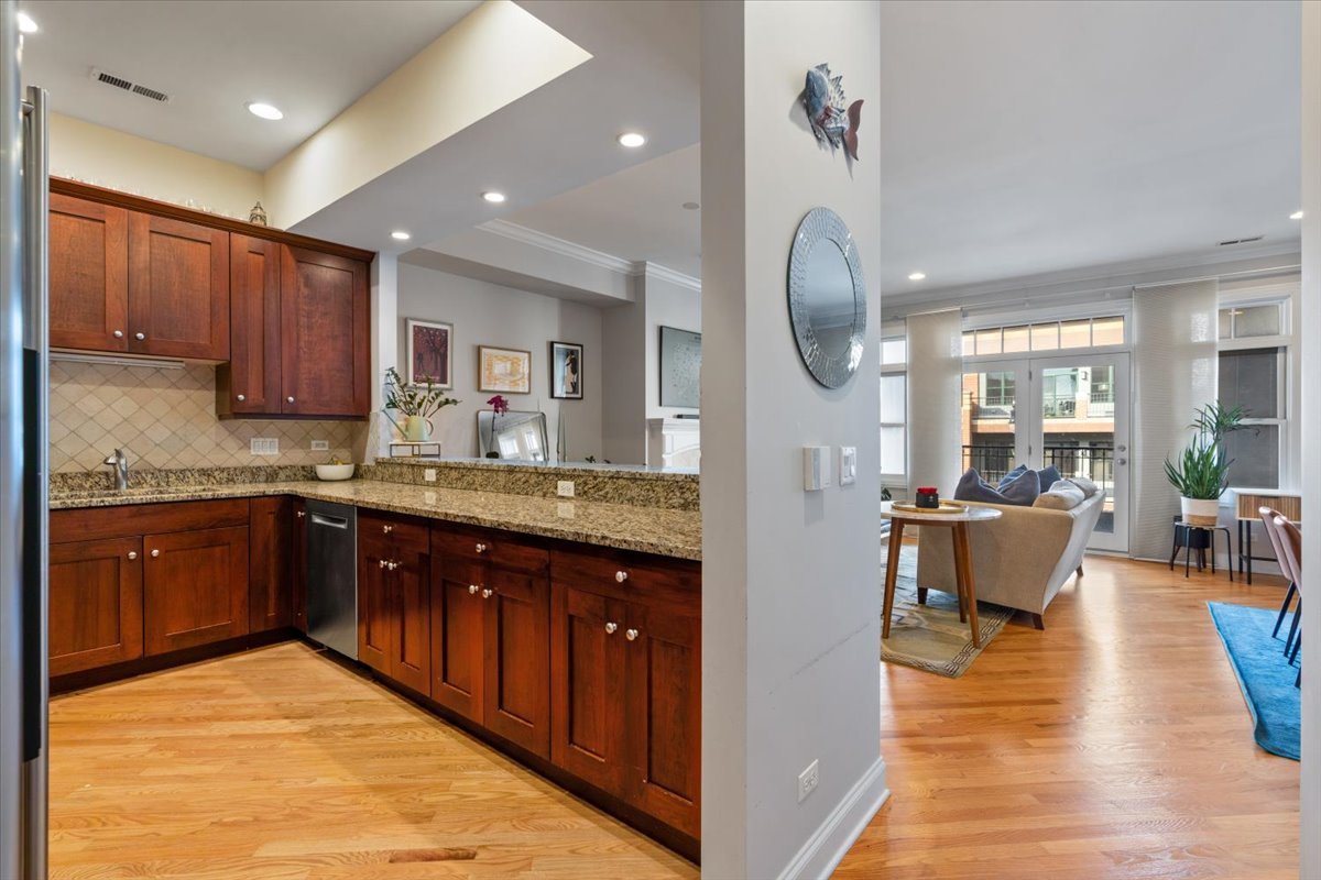 3058 N Lincoln Avenue Unit: 3