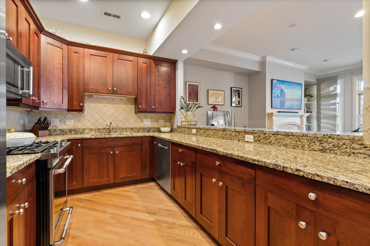 3058 N Lincoln Avenue Unit: 3