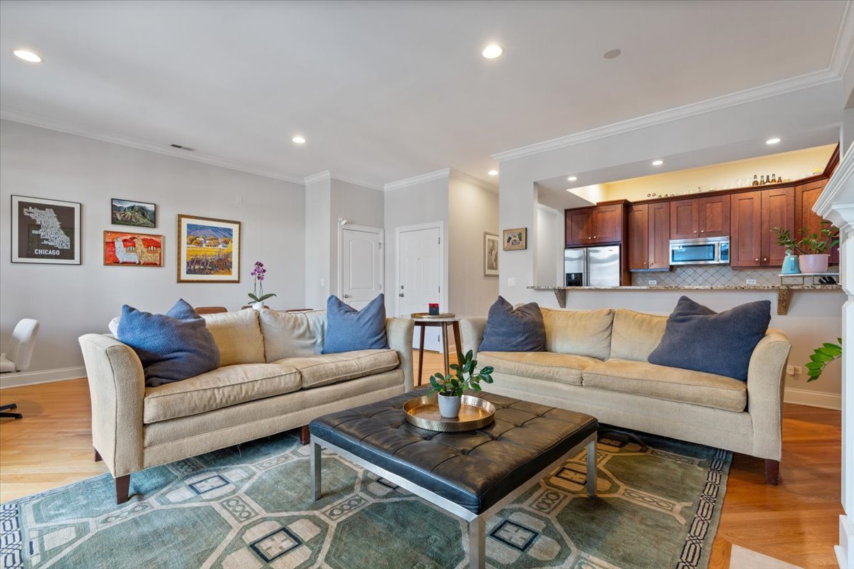 3058 N Lincoln Avenue Unit: 3