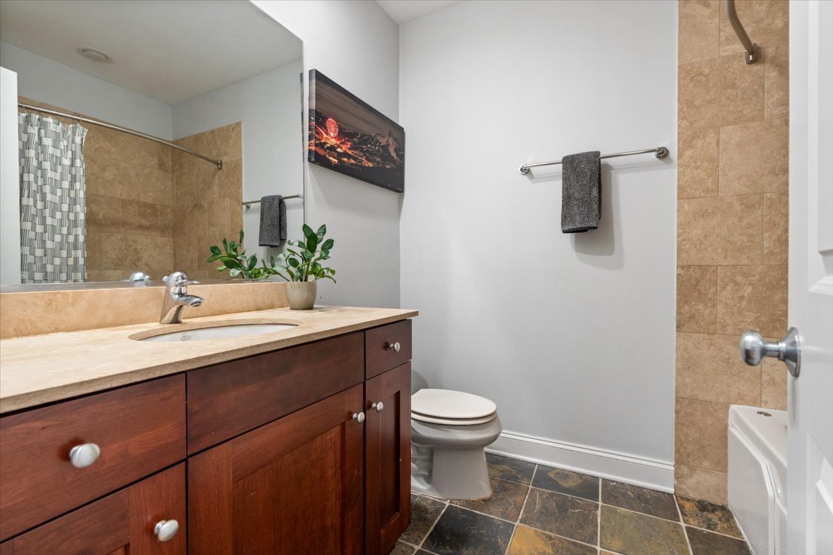 3058 N Lincoln Avenue Unit: 3