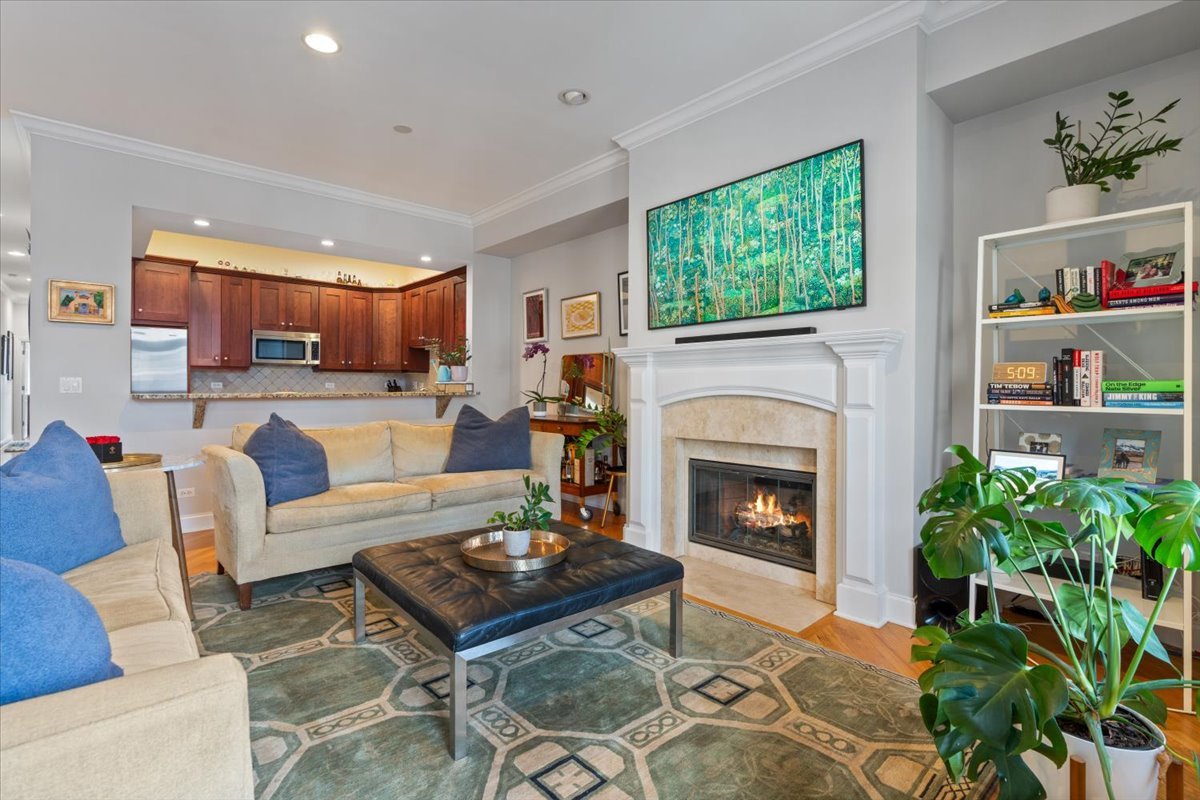 3058 N Lincoln Avenue Unit: 3