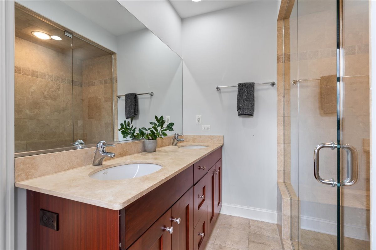 3058 N Lincoln Avenue Unit: 3