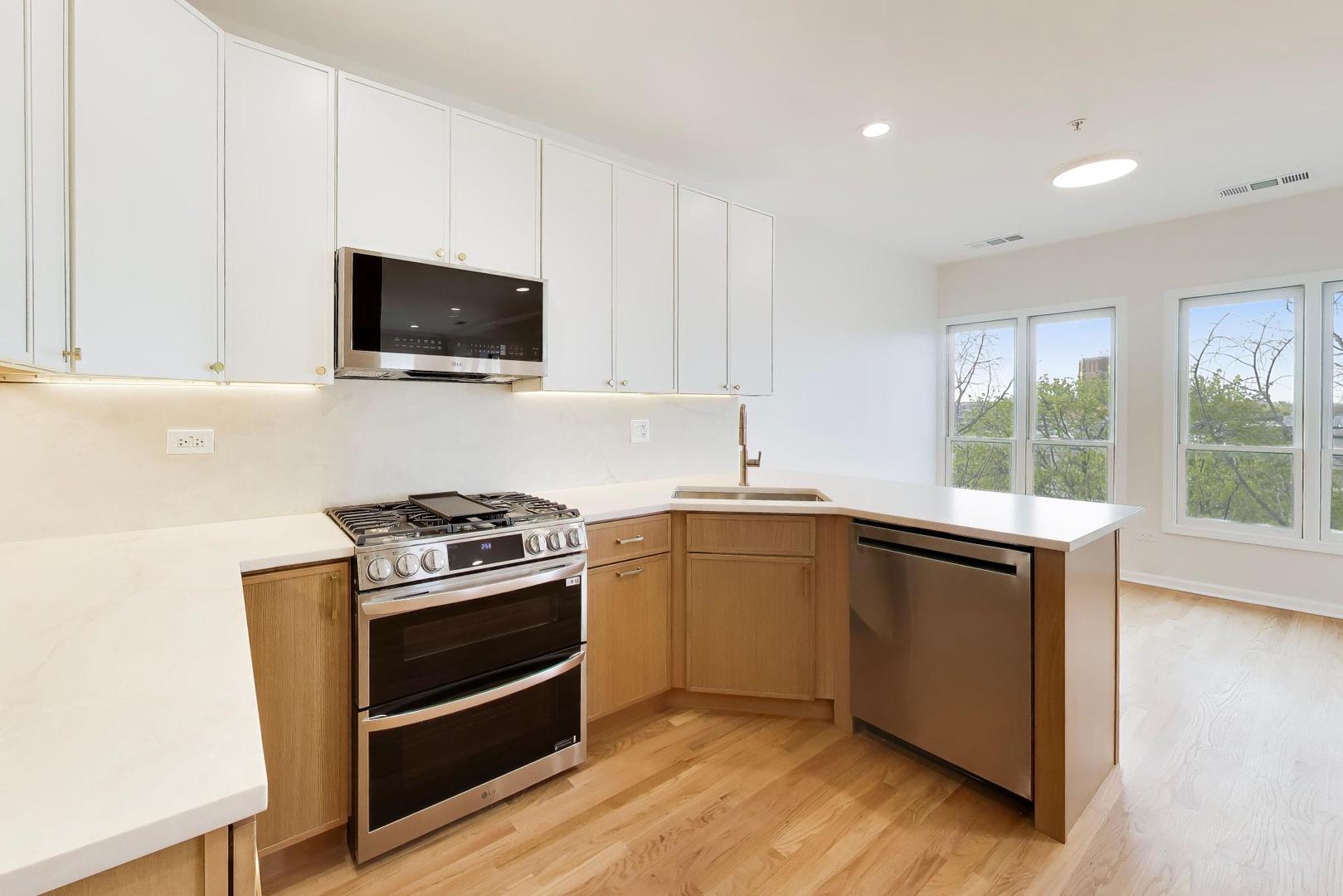 1688 Green Bay Road Unit: 404