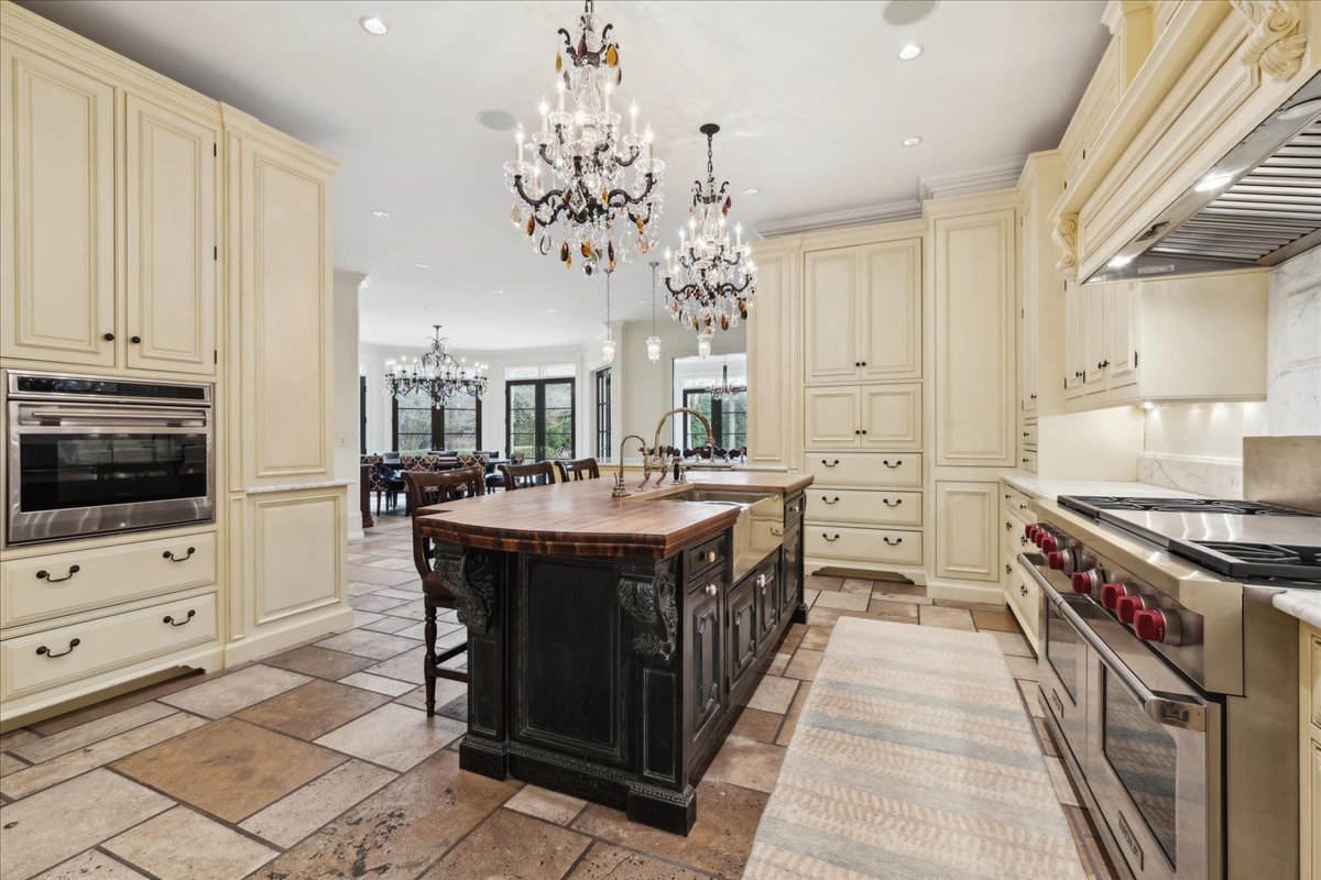 2214 Churchill Lane