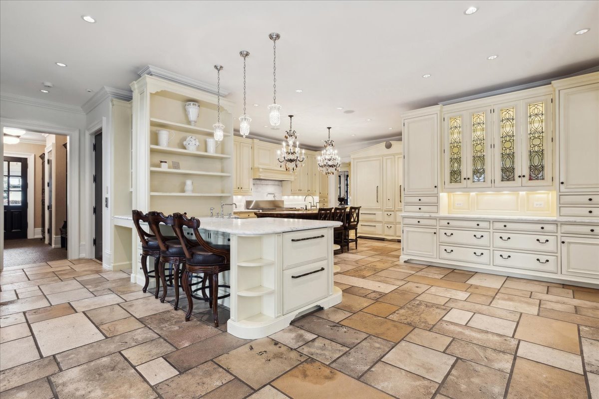 2214 Churchill Lane