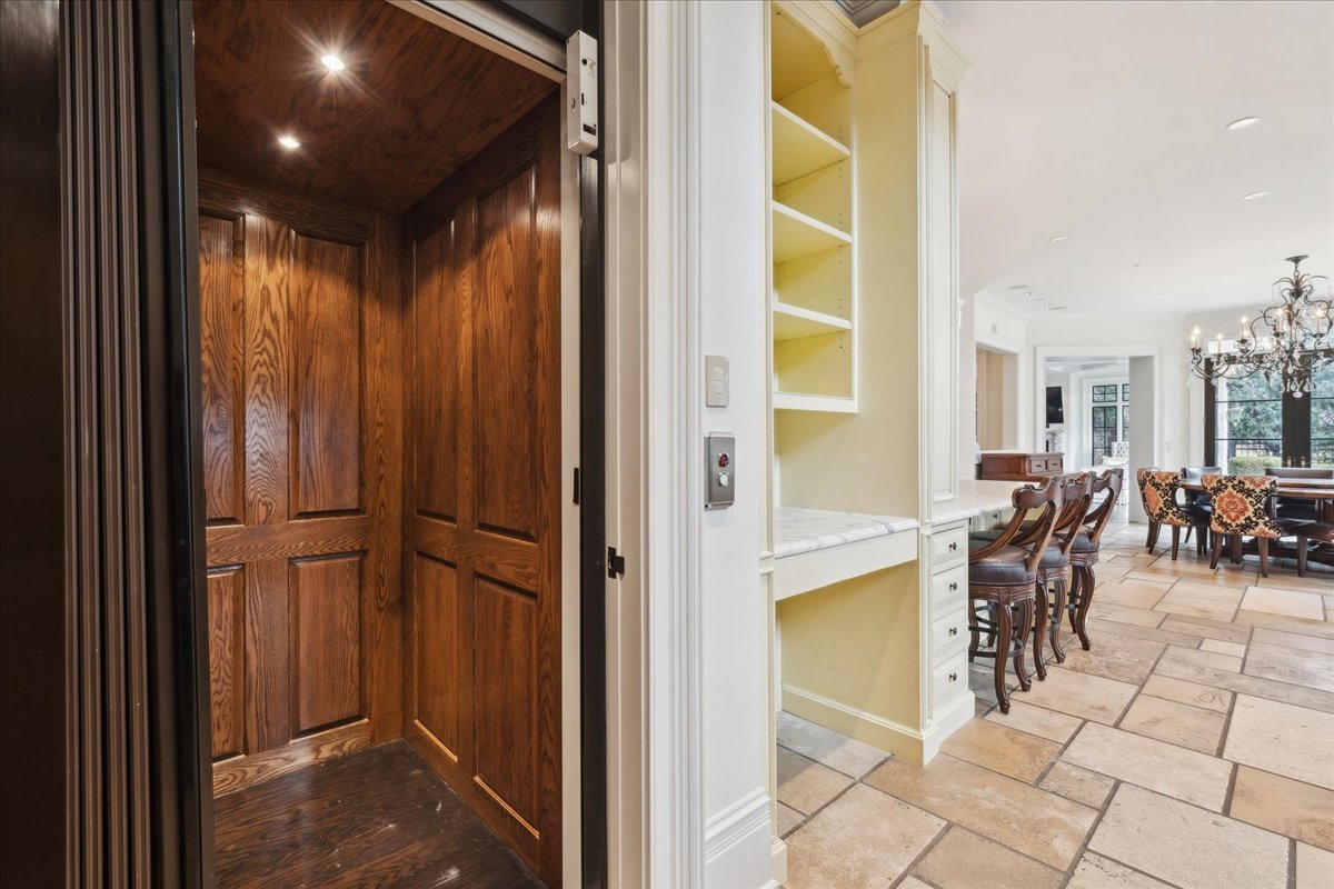 2214 Churchill Lane