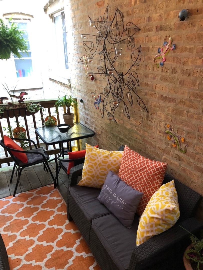 4056 N Sacramento Avenue Unit: 2
