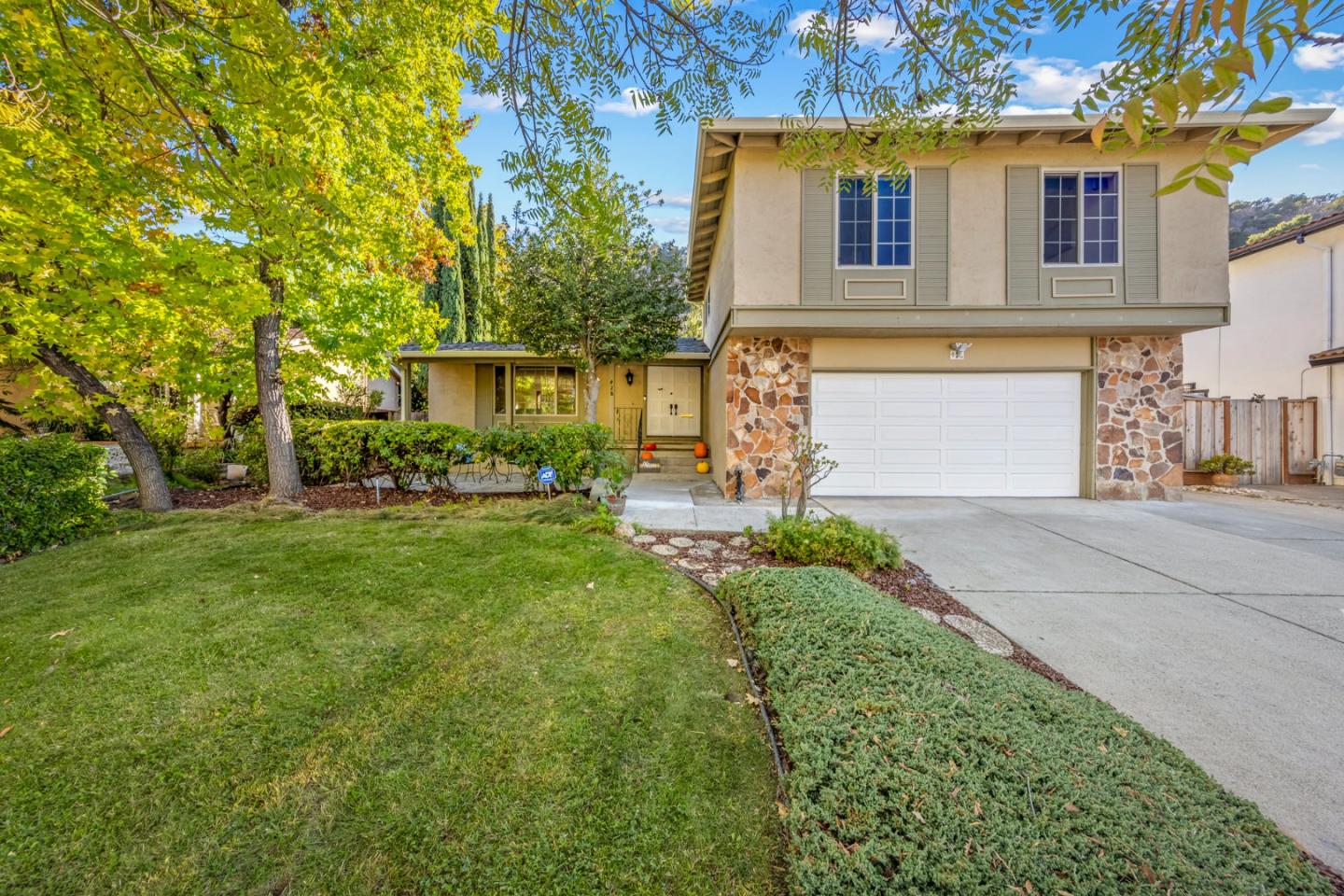928 Foothill Drive