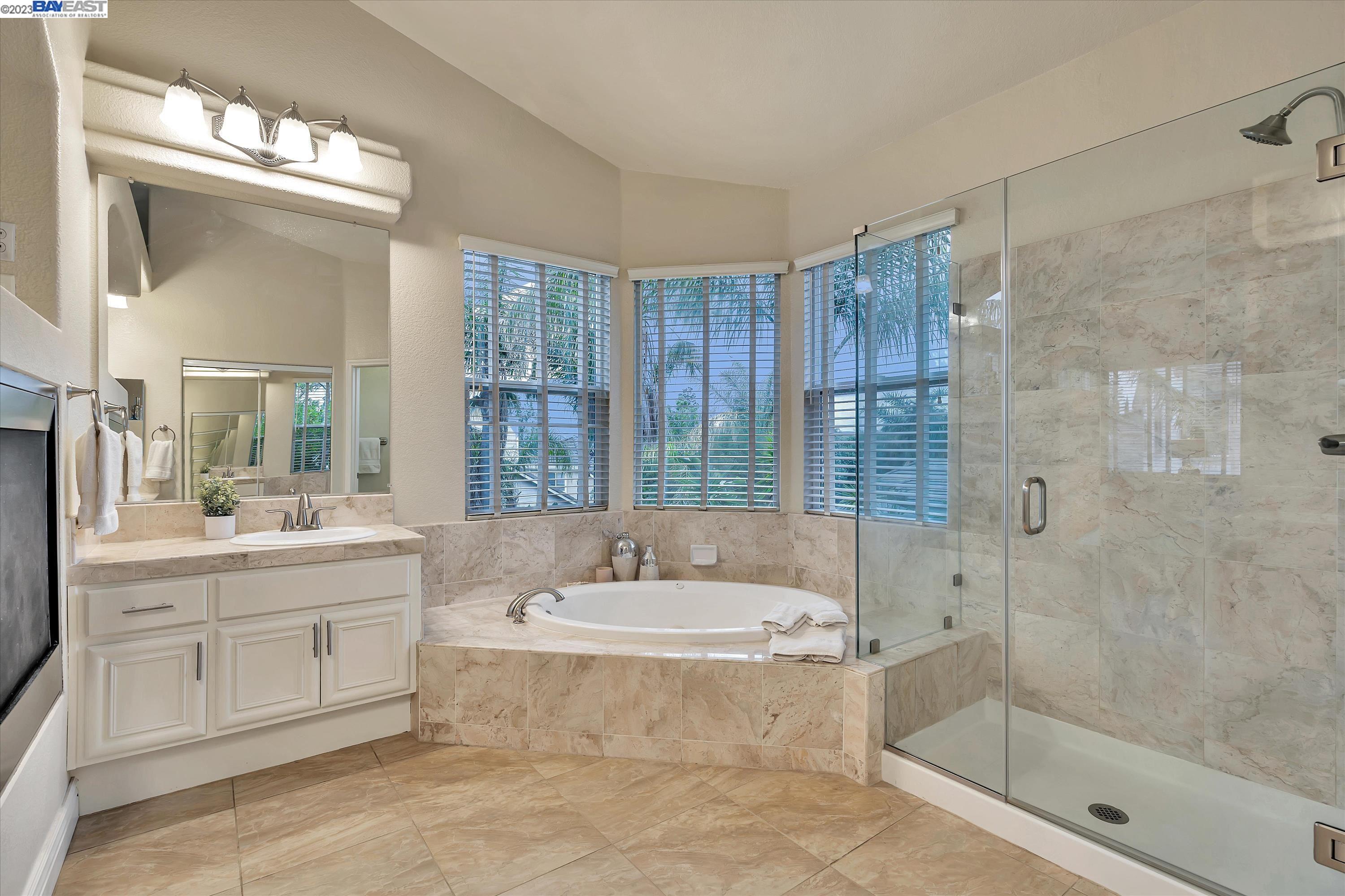 24 E Country Club Dr